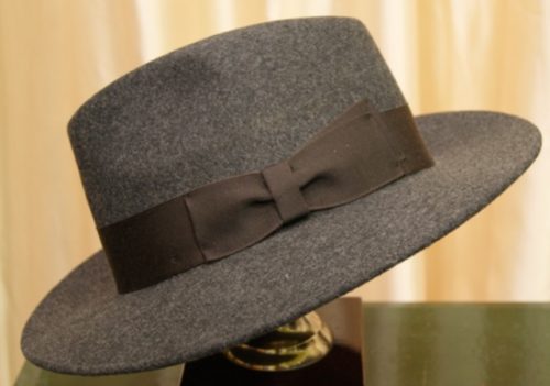 sombrero-hombre-gris